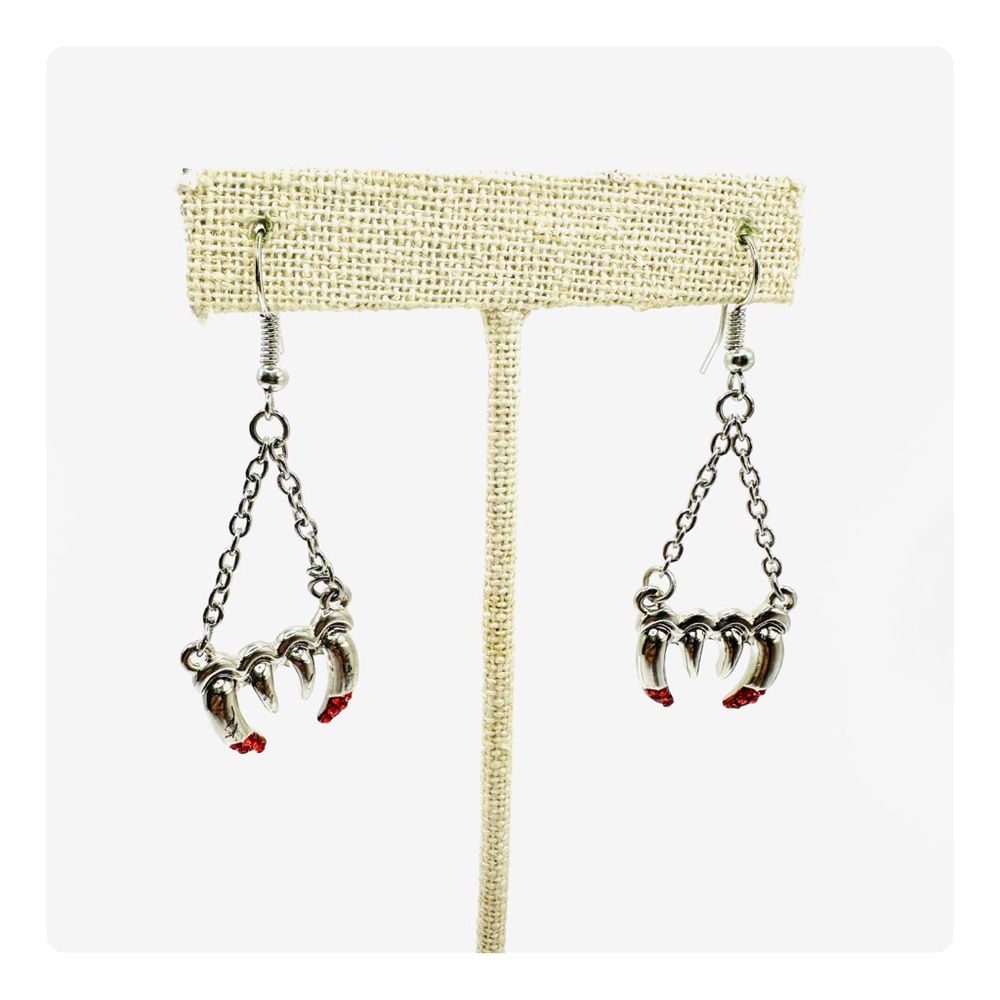 β
Vintage Y2K Vampire Fangs Dangling Earrings - Silver/Red β
- Picture 7 of 15